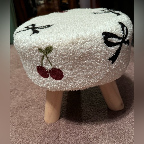 Sherpa Cherry Stool 🍒 - Picture 7 of 7